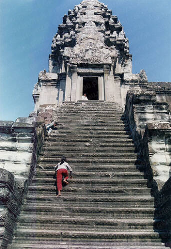 Montée des marches à Angkor Vat quand c'était encore possible