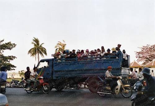 Phnom Penh, Transport local en camion