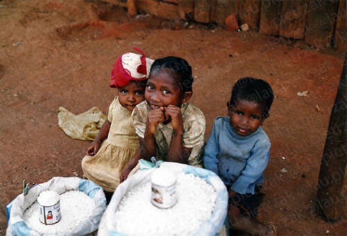 Madagascar-enfants-vendeursSel