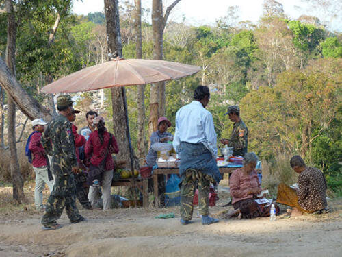 Nord-Cambodge-Soldats et villageaois Preah Vihear