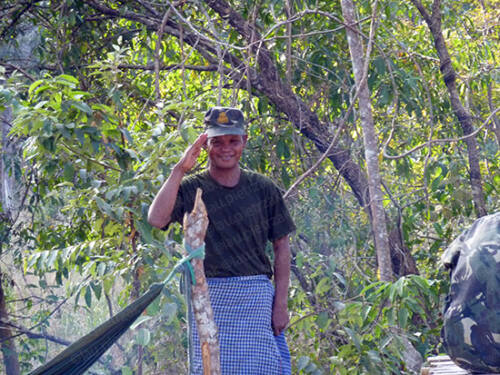 Nord-Cambodge-soldat salut